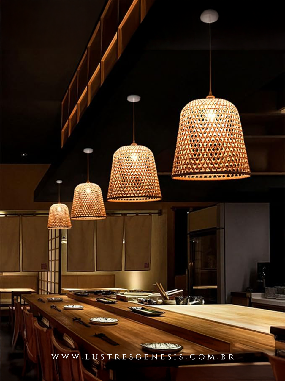 Pendentes rústicos de bambu trançado estilo boêmio iluminando balcão de cozinha em área gourmet